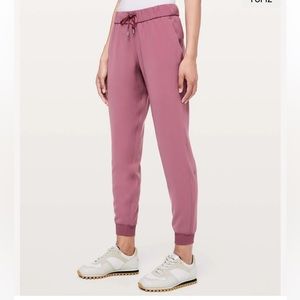 Lululemon Women’s On The Fly Jogger Misty Merlot Woven size 8
